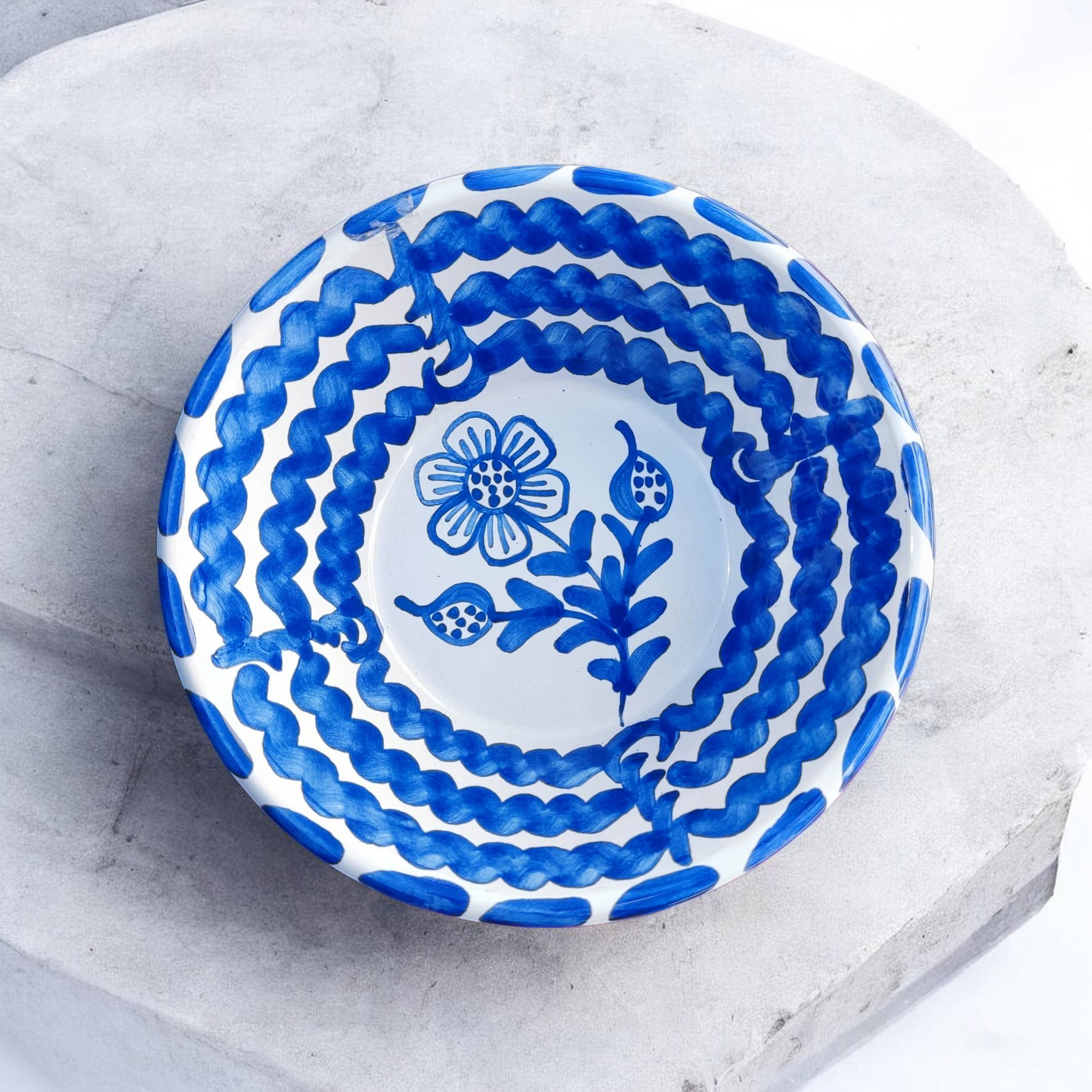 Plato grande de Cerámica Artesanal Azul – Hecho y Pintado a Mano